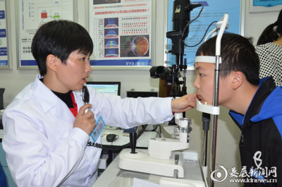返校季“小眼镜”又多了 专家:防控近视建议试配角膜塑形镜