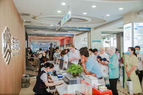 爱眼日,市民体验高度近视下的生活 看不清楚太痛苦了